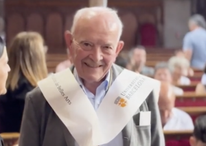 hombre de 80 años pelo blanco y sonrisa agradable, graduándose en la universidad