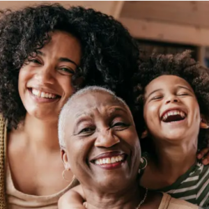 Tres mujeres de tres generaciones diferentes, parecen felices y satisfechas
