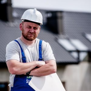 Hombre con casco en construcción.